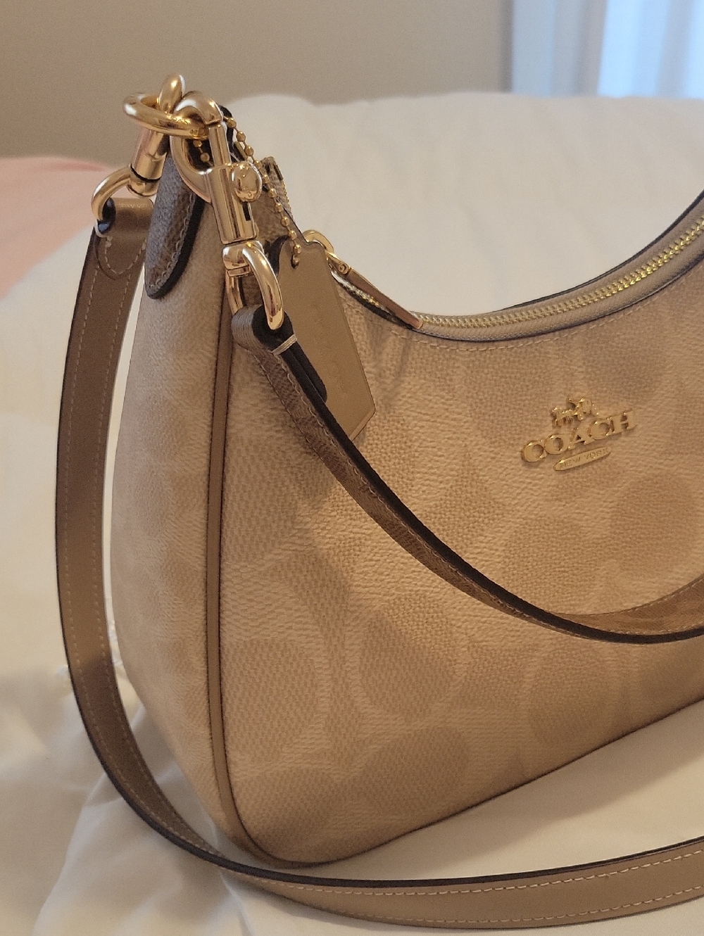 Like New Signature Coach Teri Hobo - Picture 6 of 13